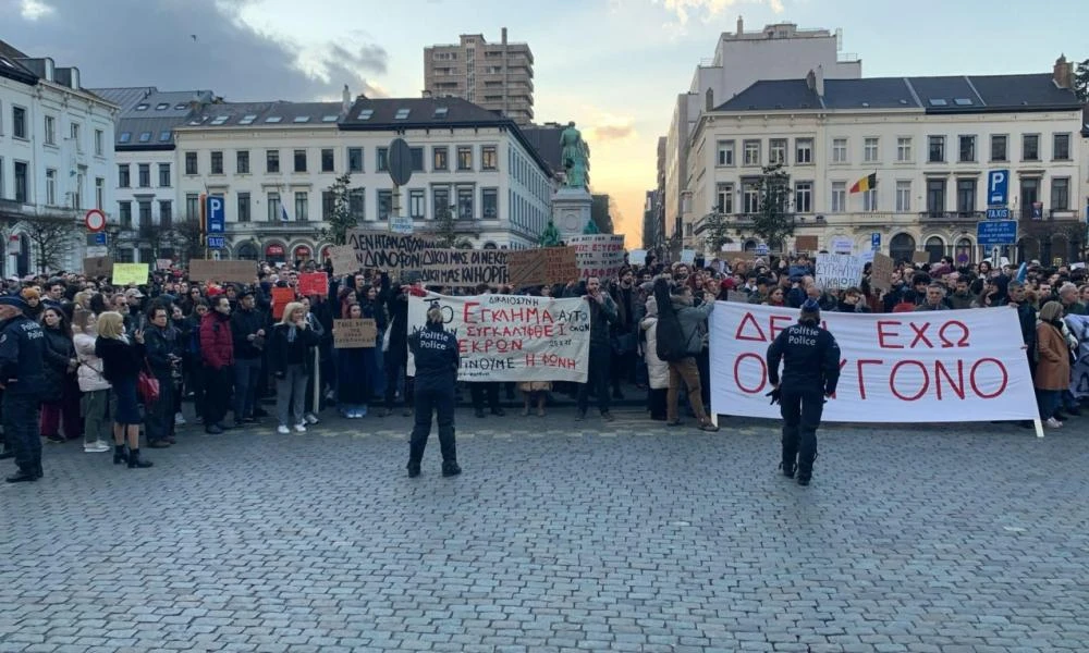 Διαδηλώσεις Ελλήνων για τα θύματα των Τεμπών στις Βρυξέλλες και το Παρίσι: Απόδοση δικαιοσύνης και οργή για την Τραγωδία